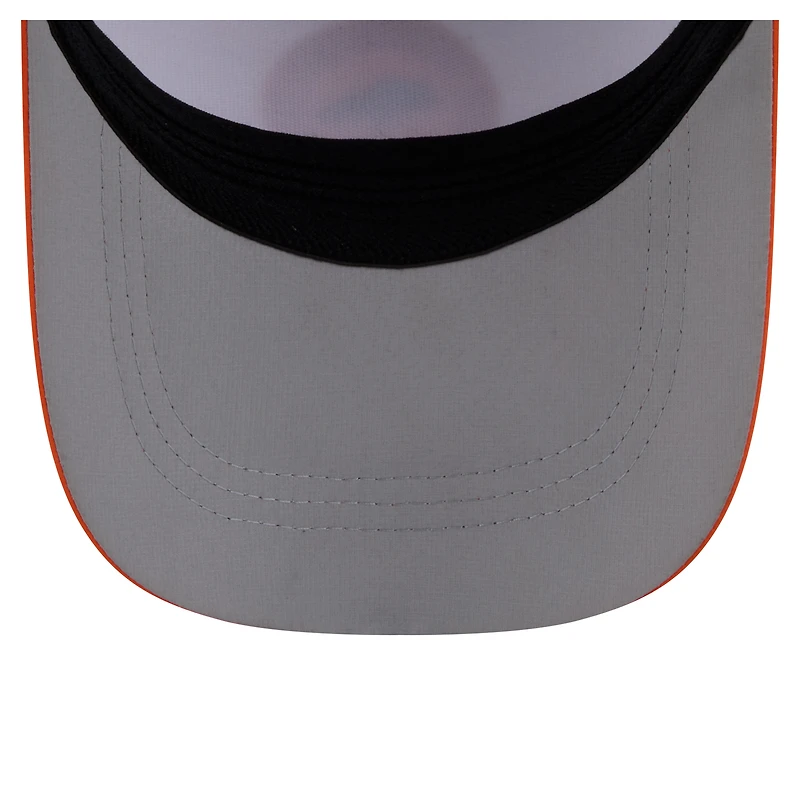 Casquette New Era pour homme, blanche et orange, avec écusson des Denver Broncos, modèle 39THIRTY, A monture couronne perforée.