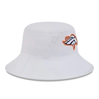 Chapeau bob extensible New Era pour hommes, Denver Broncos 2024 NFL Training Camp, blanc
