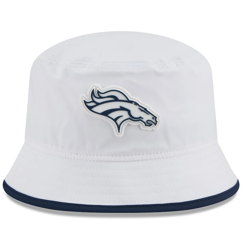Bob New Era extensible blanche Denver Broncos 2025 NFL Training Camp pour homme