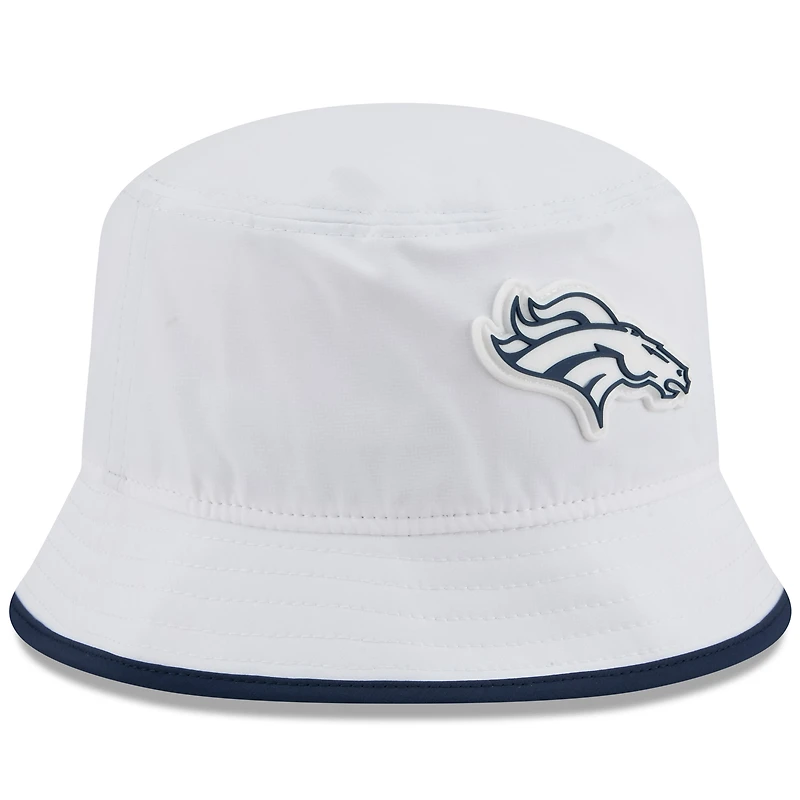 Bob New Era extensible blanche Denver Broncos 2025 NFL Training Camp pour homme