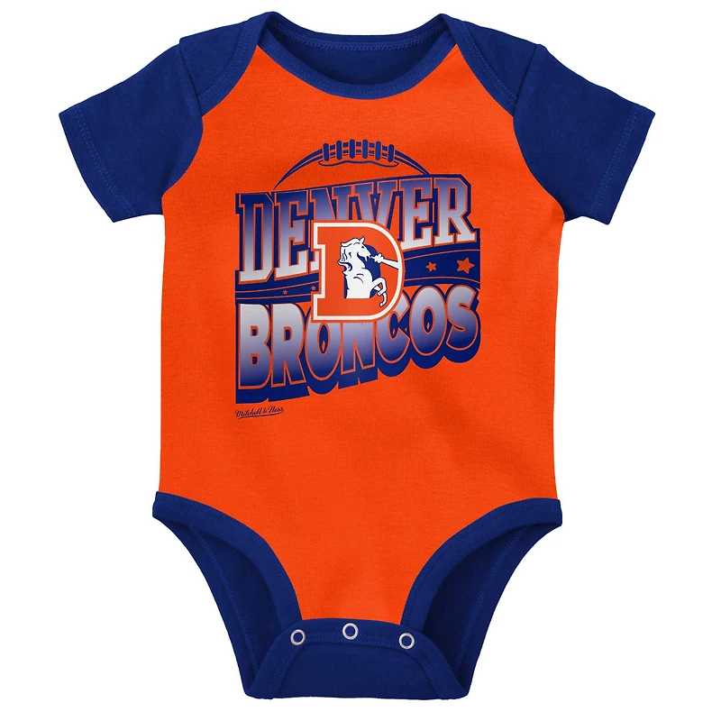 Nouveau-né et nourrisson Mitchell & Ness Orange/Royal Denver Broncos Throwback Big Score Ensemble body, bavoir chaussons