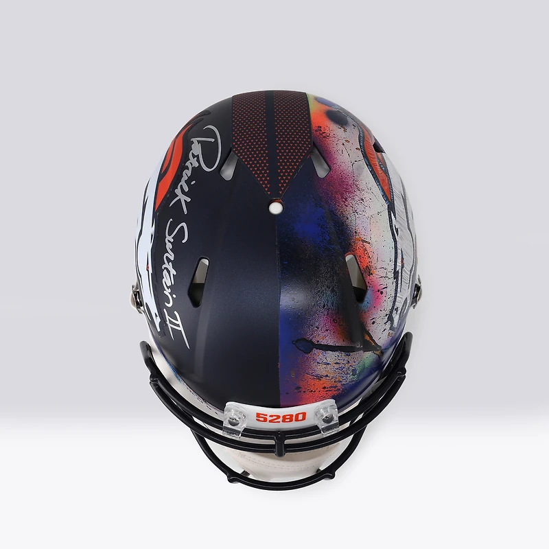 Casque Riddell Speed ​​Authentic 2024 autographié par Patrick Surtain II des Broncos de Denver - Illustration de Shawn Voelker - NF70444437