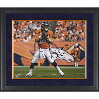 Photographie encadrée de luxe autographiée de 16" x 20" de Peyton Manning par les Denver Broncos avec l'inscription "HOF 21"