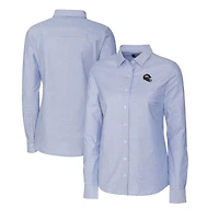 Chemise boutonnée à manches longues en tissu Oxford extensible bleu clair pour femme Cutter & Buck avec logo du casque des Denver Broncos