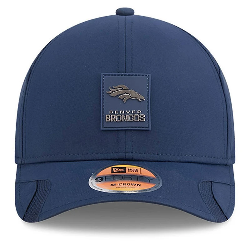 Casquette ajustable 9FORTY Sideline 2025 bleu marine New Era pour jeunes des Broncos de Denver
