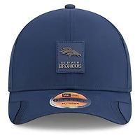 Casquette ajustable 9FORTY Sideline 2025 bleu marine New Era pour jeunes des Broncos de Denver