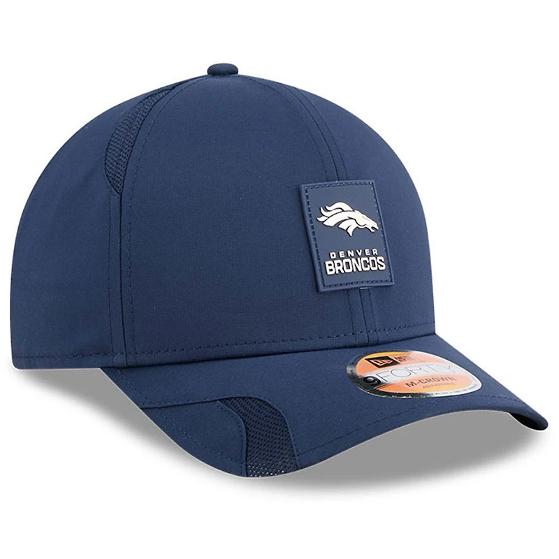 Casquette ajustable 9FORTY Sideline 2025 bleu marine New Era pour jeunes des Broncos de Denver