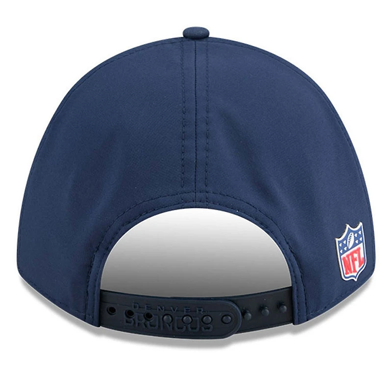 Casquette ajustable 9FORTY Sideline 2025 bleu marine New Era pour jeunes des Broncos de Denver