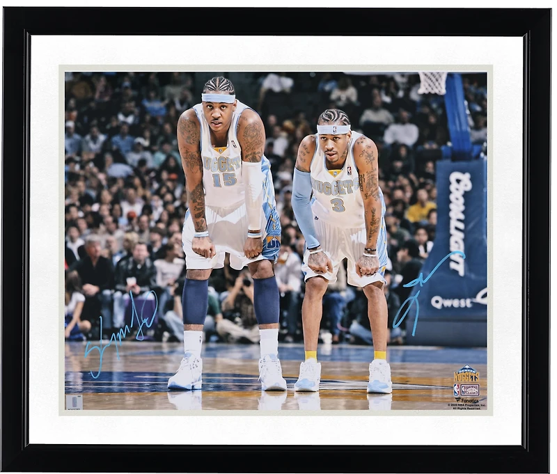 Photo de terrain dédicacée par Carmelo Anthony et Allen Iverson des Denver Nuggets (40 x 50 cm).