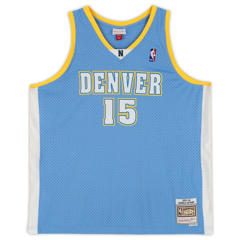 Maillot Swingman bleu clair autographié par Carmelo Anthony des Denver Nuggets Mitchell & Ness 2003-2004 avec inscription « NBA Top 75 »