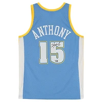 Maillot Swingman Mitchell & Ness bleu clair autographié par Carmelo Anthony des Denver Nuggets 2003-2004