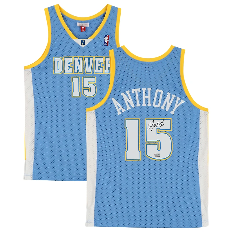 Maillot Swingman Mitchell & Ness bleu clair autographié par Carmelo Anthony des Denver Nuggets 2003-2004
