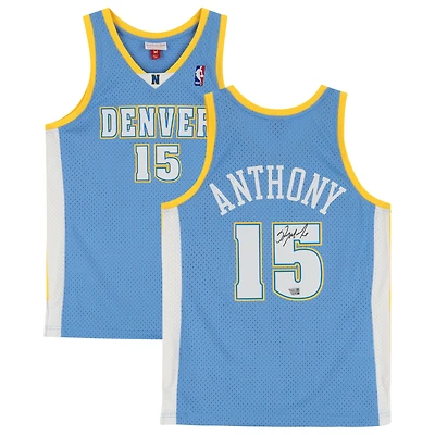 Maillot Swingman Mitchell & Ness bleu clair autographié par Carmelo Anthony des Denver Nuggets 2003-2004