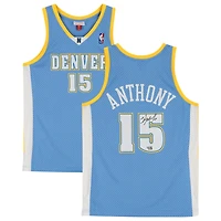 Maillot Swingman Mitchell & Ness bleu clair autographié par Carmelo Anthony des Denver Nuggets 2003-2004