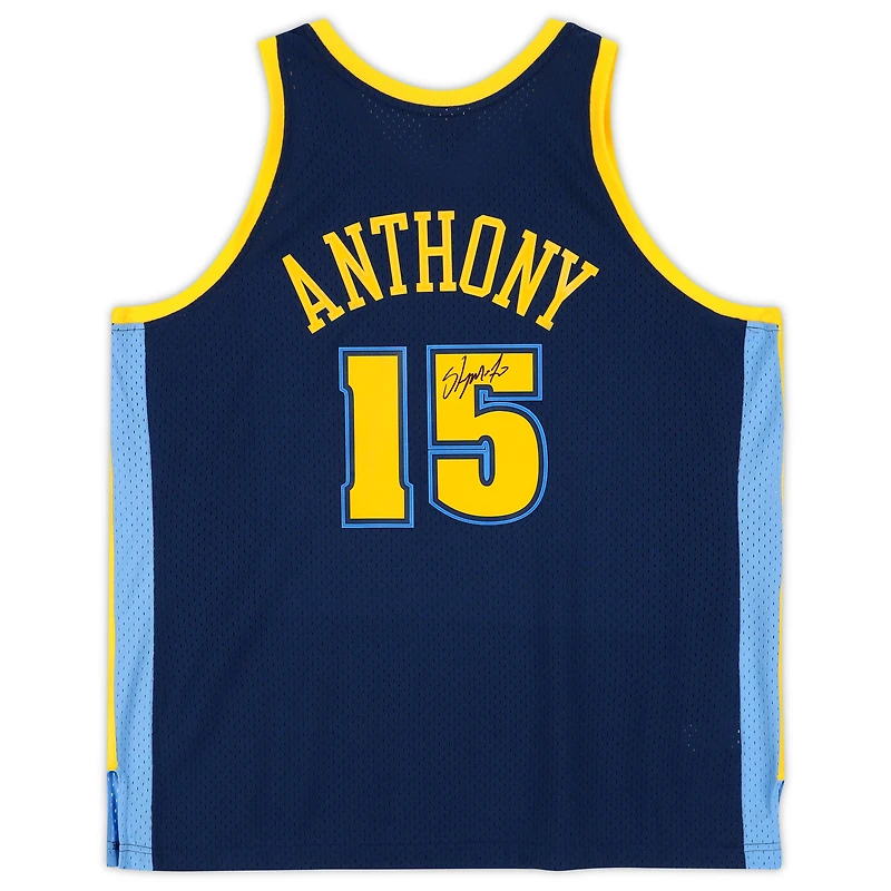 Maillot Swingman Mitchell & Ness bleu marine autographié par Carmelo Anthony des Denver Nuggets 2006-07