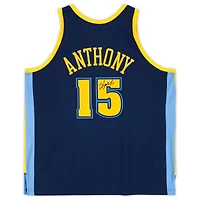 Maillot Swingman Mitchell & Ness bleu marine autographié par Carmelo Anthony des Denver Nuggets 2006-07