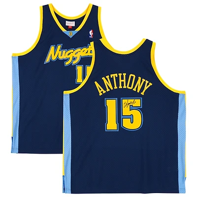 Maillot Swingman Mitchell & Ness bleu marine autographié par Carmelo Anthony des Denver Nuggets 2006-07