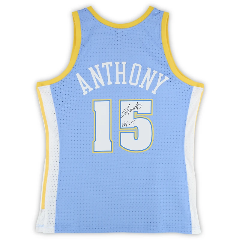 Maillot Swingman Mitchell & Ness bleu poudre autographié par Carmelo Anthony des Denver Nuggets 2003-04 avec inscription « HOF 25 »