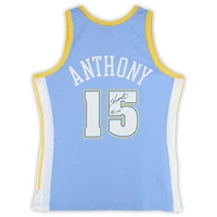 Maillot Swingman Mitchell & Ness bleu poudre autographié par Carmelo Anthony des Denver Nuggets 2003-04 avec inscription « HOF 25 »