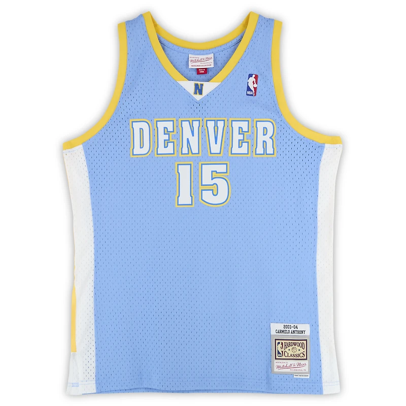 Maillot Swingman Mitchell & Ness bleu poudre autographié par Carmelo Anthony des Denver Nuggets 2003-04 avec inscription « HOF 25 »