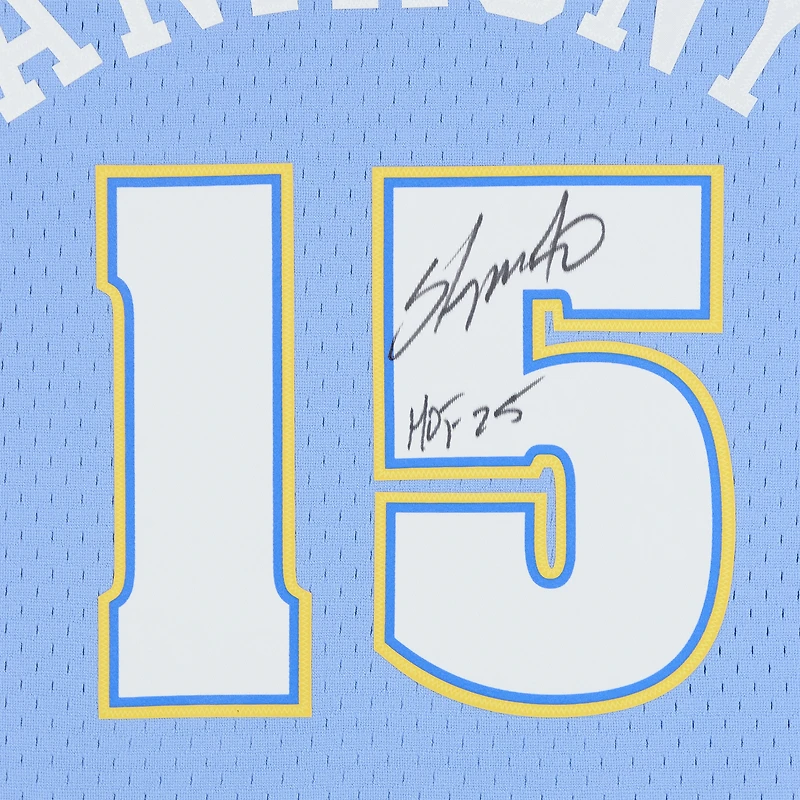 Maillot Swingman Mitchell & Ness bleu poudre autographié par Carmelo Anthony des Denver Nuggets 2003-04 avec inscription « HOF 25 »