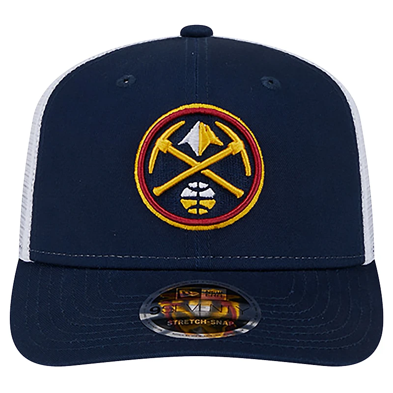 Casquette Trucker 9SEVENTY extensible à boutons-pression New Era bleu marine/blanc pour homme des Denver Nuggets