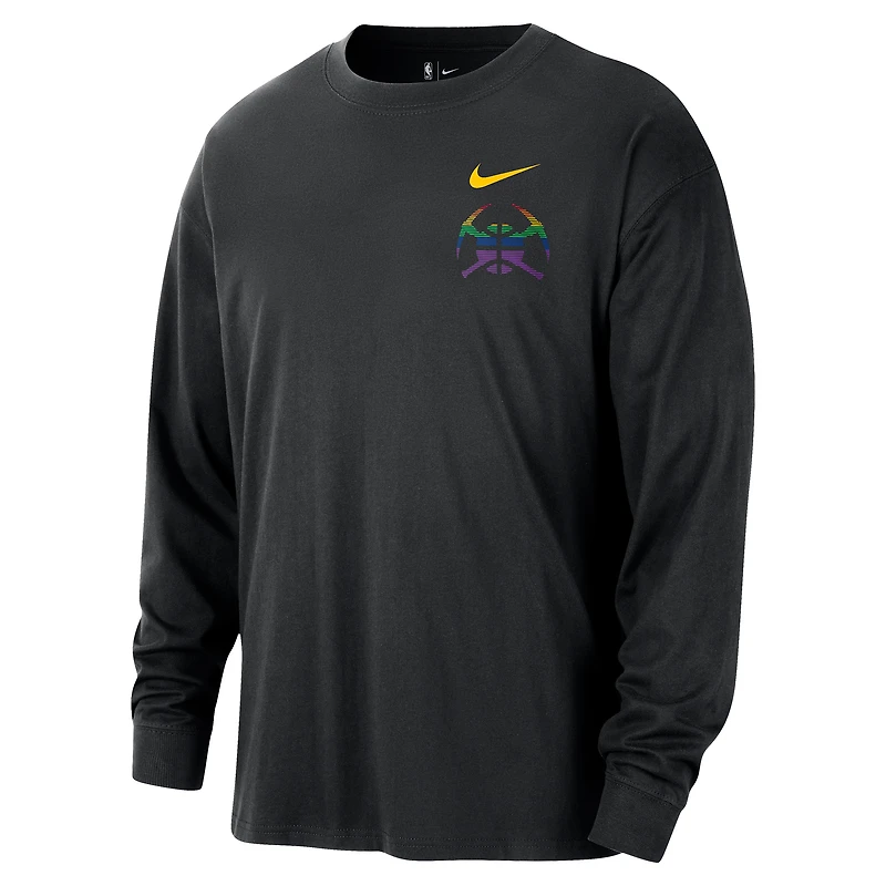 T-shirt à manches longues Nike Denver Nuggets noir pour homme, édition City 2025/26, logo essentiel Remix