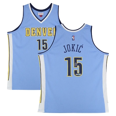 Maillot Swingman bleu clair Mitchell & Ness 2016-17 autographié par Nikola Jokić des Denver Nuggets - BAS
