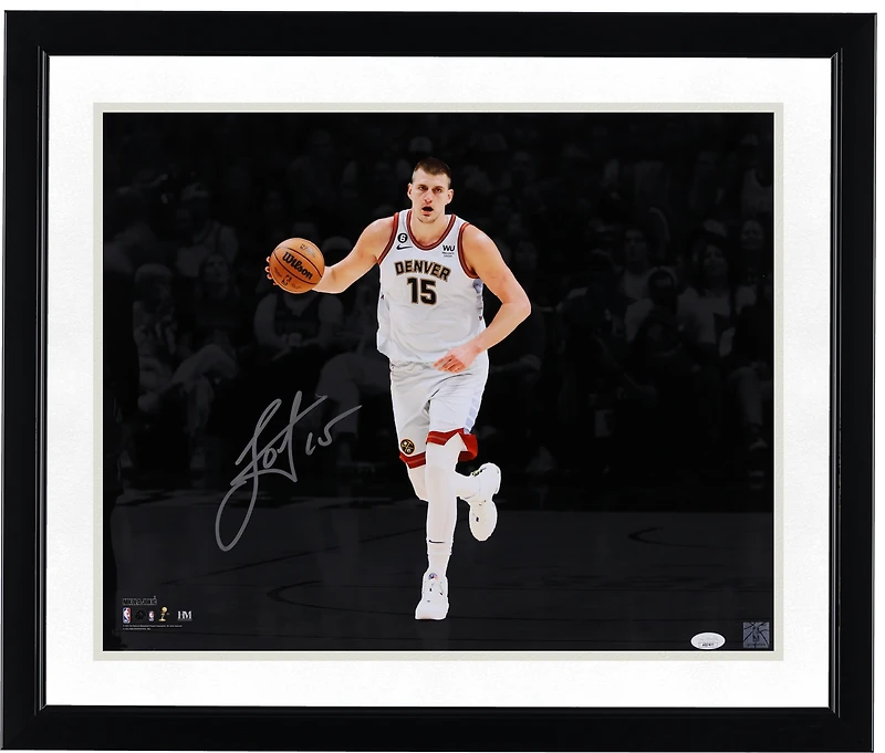 Photo dédicacée de Nikola Jokic (Denver Nuggets) en plein dribble (40,6 x 50,8 cm) - Signature à l'encre argentée - Authentifiée par JSA