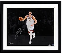 Photo dédicacée de Nikola Jokic (Denver Nuggets) en plein dribble (40,6 x 50,8 cm) - Signature à l'encre argentée - Authentifiée par JSA