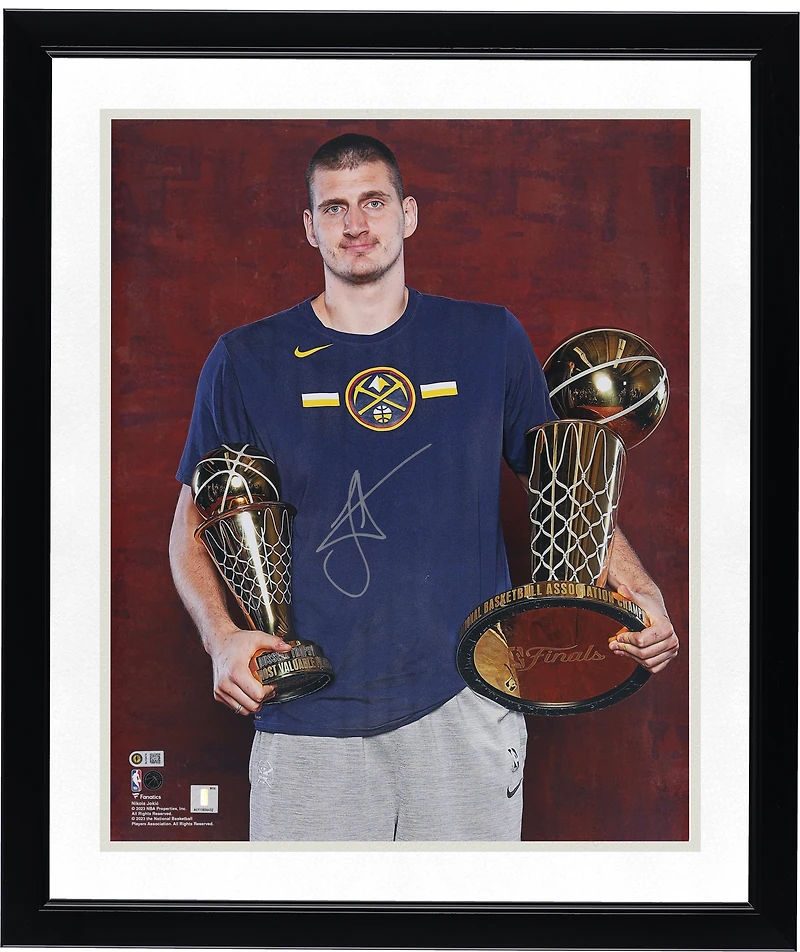 Photo de trophée autographiée de Nikola Jokic (Denver Nuggets) - 40 x 50 cm