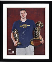 Photo de trophée autographiée de Nikola Jokic (Denver Nuggets) - 40 x 50 cm