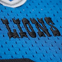 Maillot authentique rétro Mitchell & Ness Calvin Johnson bleu des Lions de Détroit 2007, porté par un joueur retraité.