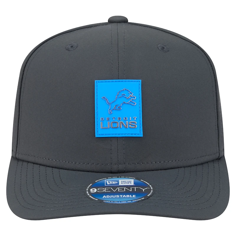 Casquette ajustable New Era Detroit Lions 2025 Sideline pour homme, couleur anthracite, modèle 9SEVENTY, idéale pour les temps froids.