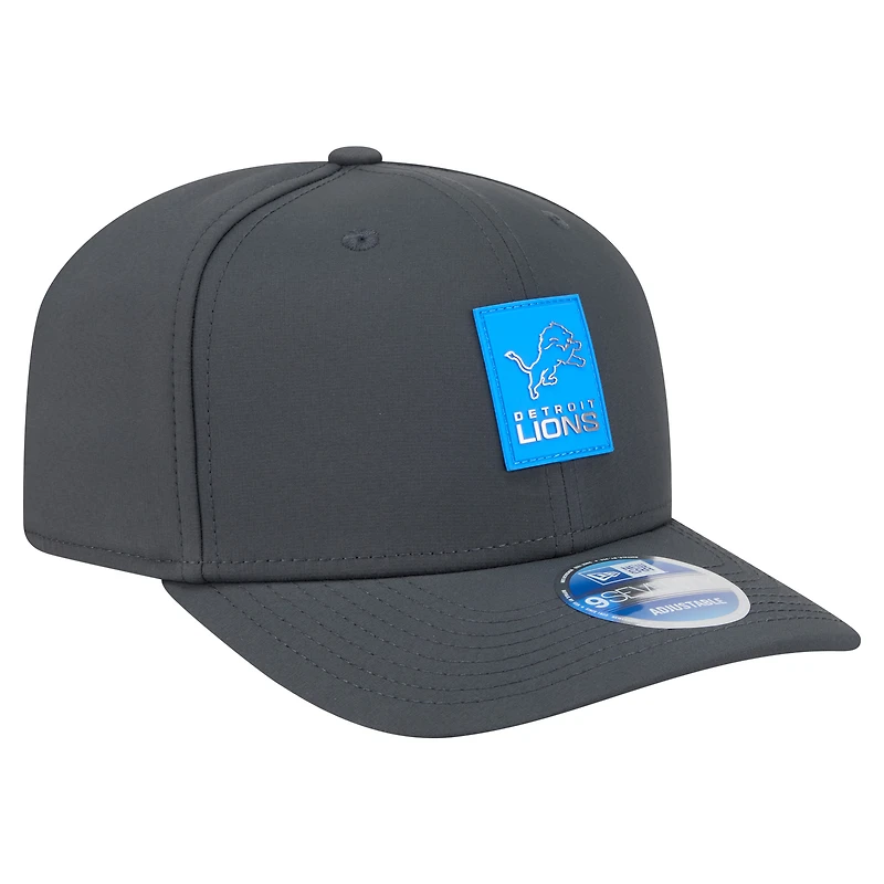 Casquette ajustable New Era Detroit Lions 2025 Sideline pour homme, couleur anthracite, modèle 9SEVENTY, idéale pour les temps froids.