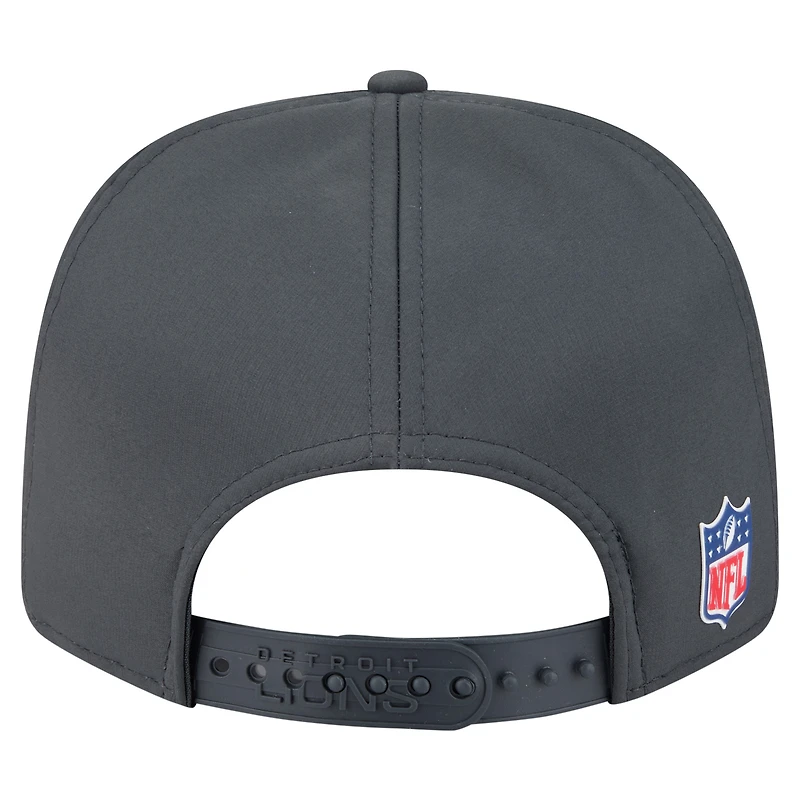 Casquette ajustable New Era Detroit Lions 2025 Sideline pour homme, couleur anthracite, modèle 9SEVENTY, idéale pour les temps froids.