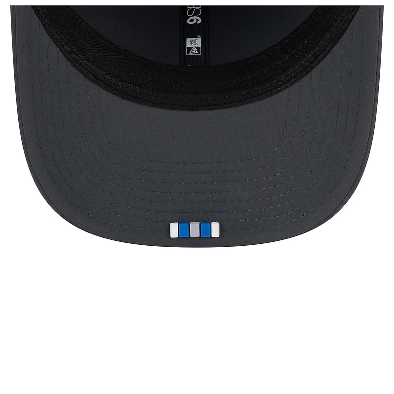 Casquette ajustable New Era Detroit Lions 2025 Sideline pour homme, couleur anthracite, modèle 9SEVENTY, idéale pour les temps froids.