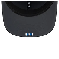 Casquette ajustable New Era Detroit Lions 2025 Sideline pour homme, couleur anthracite, modèle 9SEVENTY, idéale pour les temps froids.