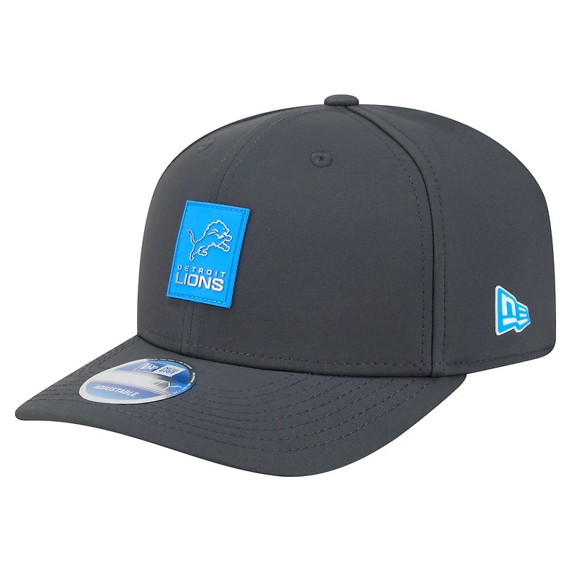 Casquette ajustable New Era Detroit Lions 2025 Sideline pour homme, couleur anthracite, modèle 9SEVENTY, idéale pour les temps froids.