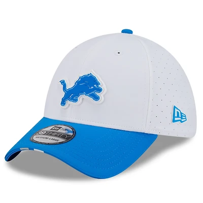 Casquette New Era 39THIRTY Flex blanche/bleue pour homme, camp d'entraînement NFL 2025 des Lions de Détroit