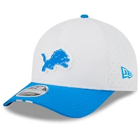 Casquette ajustable New Era 9FORTY pour homme, blanche/bleue, du camp d'entraînement NFL 2025 des Lions de Détroit