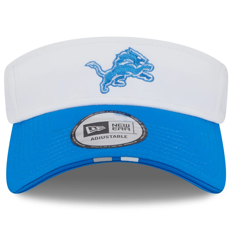 Visière ajustable New Era blanche/bleue pour homme, camp d'entraînement NFL 2025 des Lions de Detroit
