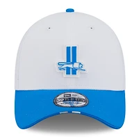 Casquette New Era 39THIRTY Flex blanche/bleue pour homme, logo rétro du camp d'entraînement NFL 2025 des Lions de Detroit