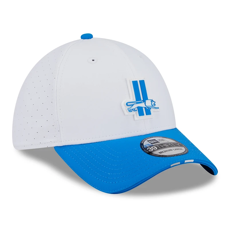 Casquette New Era 39THIRTY Flex blanche/bleue pour homme, logo rétro du camp d'entraînement NFL 2025 des Lions de Detroit