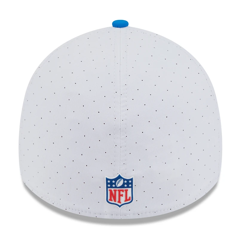 Casquette New Era 39THIRTY Flex blanche/bleue pour homme, logo rétro du camp d'entraînement NFL 2025 des Lions de Detroit