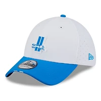 Casquette New Era 39THIRTY Flex blanche/bleue pour homme, logo rétro du camp d'entraînement NFL 2025 des Lions de Detroit