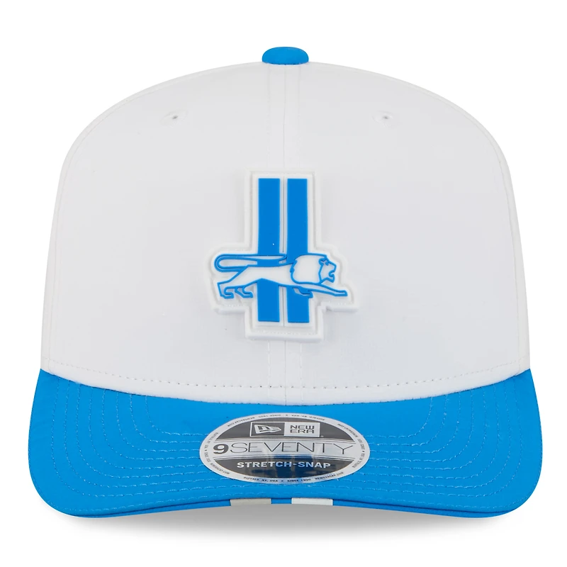 Casquette ajustable 9SEVENTY New Era blanche/bleue pour homme, logo rétro du camp d'entraînement NFL 2025 des Lions de Detroit