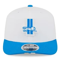 Casquette ajustable 9SEVENTY New Era blanche/bleue pour homme, logo rétro du camp d'entraînement NFL 2025 des Lions de Detroit