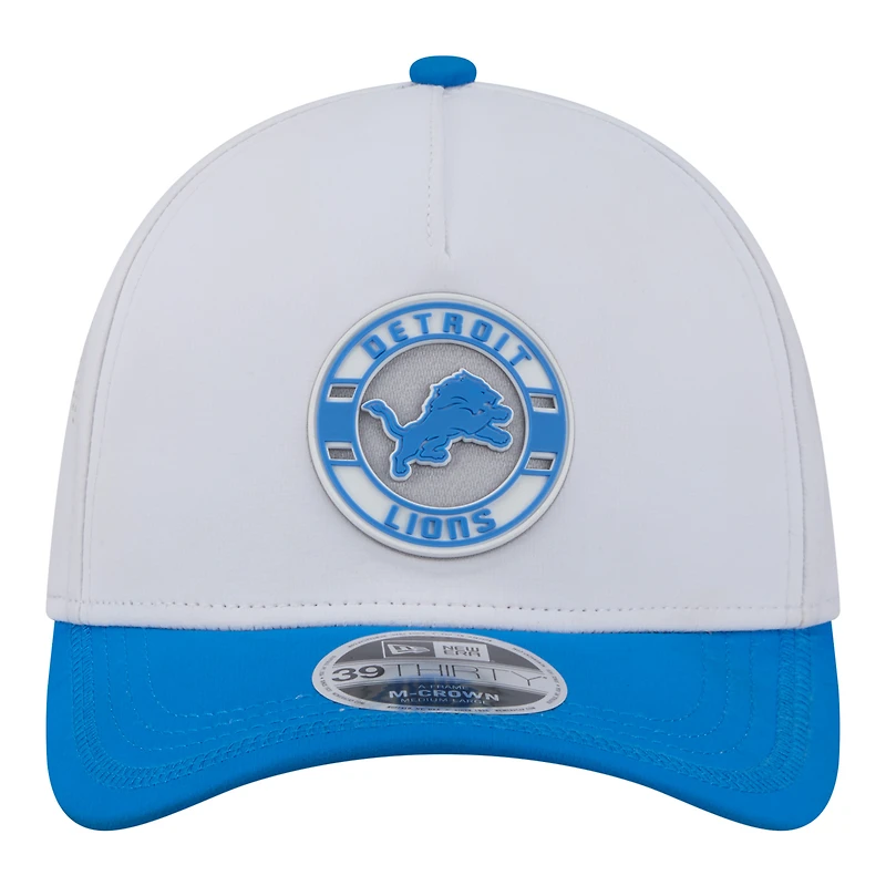 Casquette New Era pour homme, blanche et bleue, avec écusson des Lions de Détroit, modèle 39THIRTY, A monture couronne perforée.