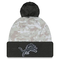 Bonnet en tricot à revers avec pompon et motif camouflage numérique Detroit Lions 2024 Salute To Service New Era blanc/graphite pour homme